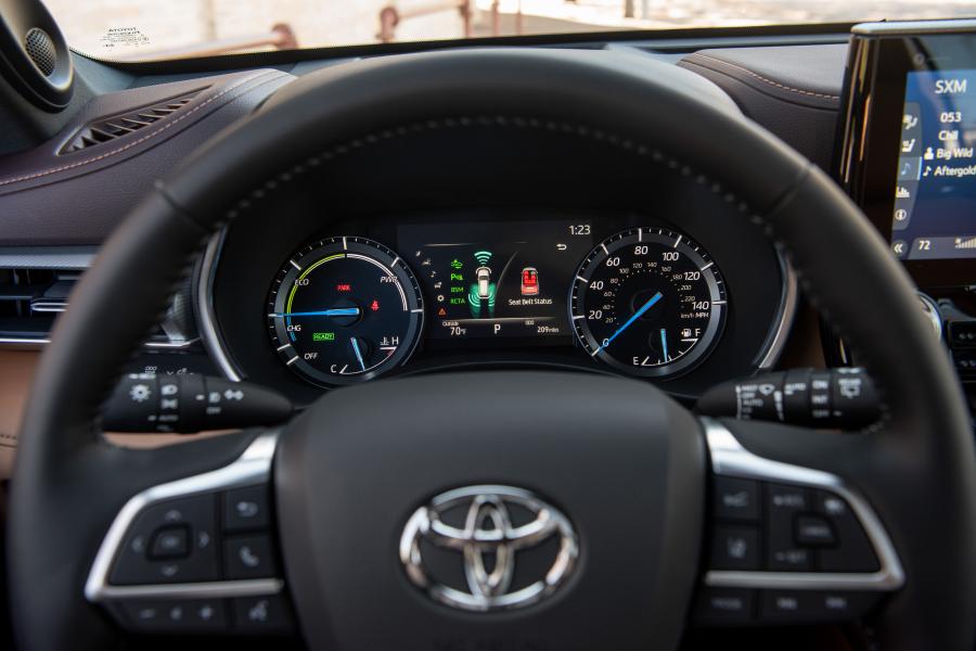 Панель приборов Toyota Highlander Hybrid Platinum AWD 2019 года  (фото 40 из 67)